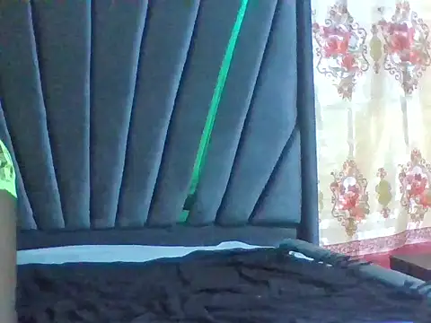 petitelavishey online show from April 20, 2026, 7:15 pm