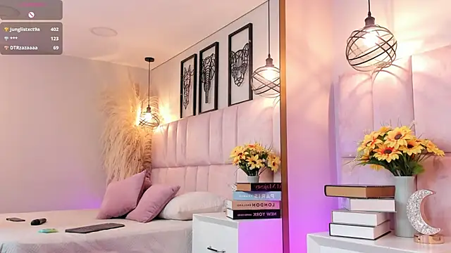 RaquelHyde  online show from April 19, 2026, 6:10 pm