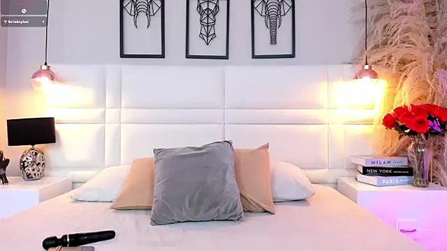 RaquelHyde  online show from April 22, 2026, 8:32 pm