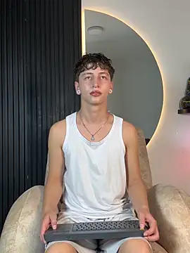 ARON LUXX online show from February 4, 2026, 3:12 am