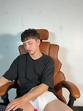 ARON LUXX online show from March 25, 2026, 5:41 pm