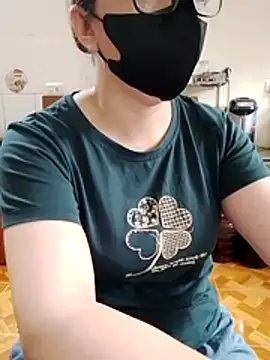 LiilyZi online show from April 8, 2026, 2:11 am