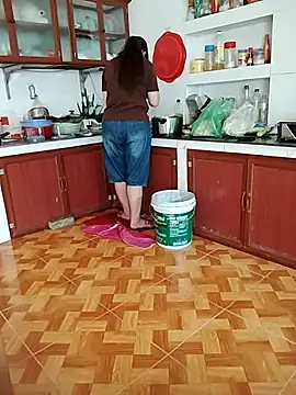 LiilyZi online show from April 13, 2026, 3:56 am