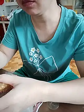 LiilyZi online show from April 16, 2026, 1:28 am