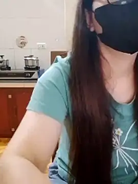 LiilyZi online show from April 21, 2026, 7:28 pm