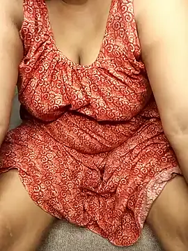 R Queen online show from April 21, 2026, 2:01 pm