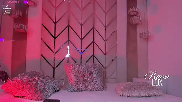 Raven Luxx online show from April 19, 2026, 1:27 am