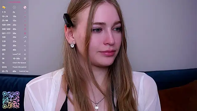 RowenaIanniello online show from April 26, 2026, 2:48 pm