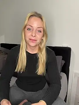 emily-becker22 online show from February 18, 2026, 7:32 pm