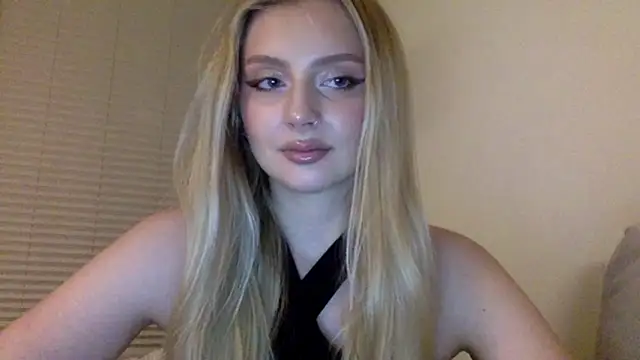 Snapshot of MayaWetDream chatting on May 6, 2026, 8:25 pm MayaWetDream online show from May 6, 2026, 8:25 pm