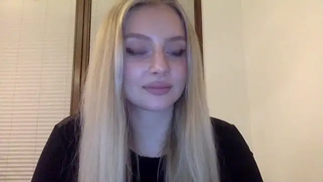 Snapshot of MayaWetDream chatting on May 14, 2026, 8:26 pm MayaWetDream online show from May 14, 2026, 8:26 pm