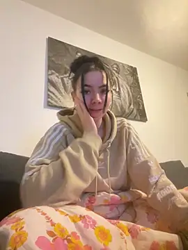 zoeelovee online show from February 22, 2026, 6:06 pm