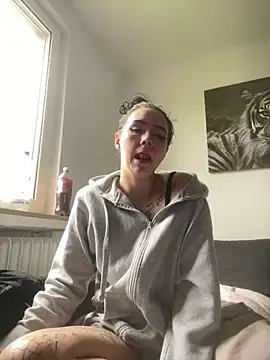 zoeelovee online show from March 13, 2026, 9:27 am