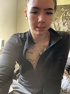 zoeelovee online show from March 16, 2026, 11:36 am