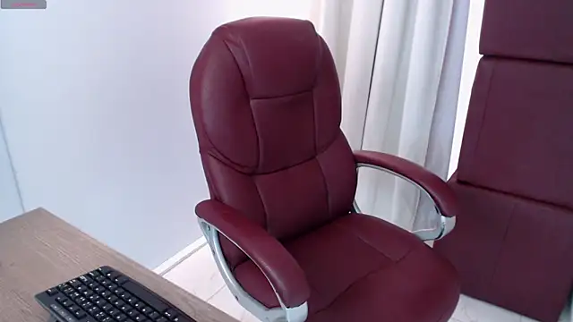 MiaAllure online show from April 5, 2026, 4:04 pm