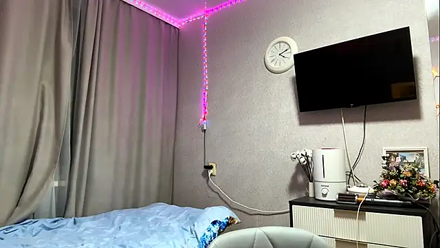 MilaSliger online show from March 6, 2026, 10:17 pm