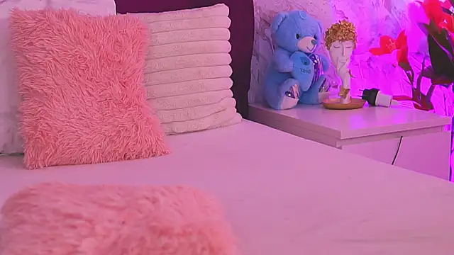 EllinaNuria online show from April 16, 2026, 5:08 am