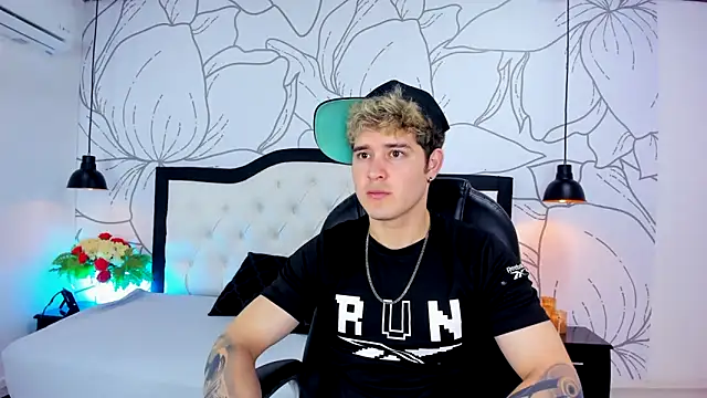 rayan linxx online show from April 18, 2026, 7:40 pm