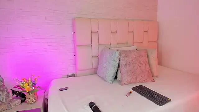 naina deivis33 online show from April 25, 2026, 3:53 am