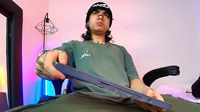 Axell Kussh online show from March 29, 2026, 3:28 am