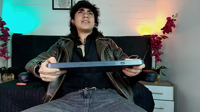 Axell Kussh online show from April 22, 2026, 3:31 am