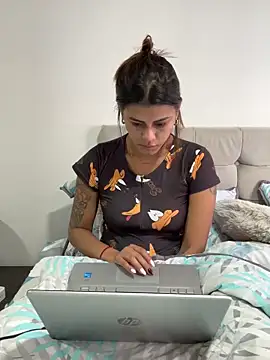 RachelWeisz  online show from April 21, 2026, 11:49 am