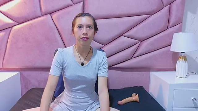 kimberlypink  online show from February 15, 2026, 11:30 am