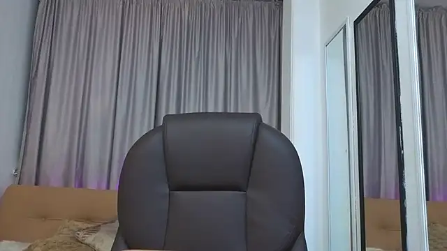 Mia Naive online show from March 27, 2026, 12:27 pm