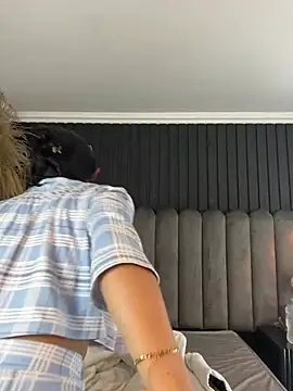 Nanda vixen  online show from April 22, 2026, 11:39 pm