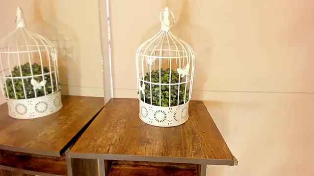 luna bradley  online show from April 13, 2026, 12:21 pm