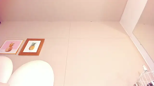 luna bradley  online show from April 14, 2026, 12:55 pm