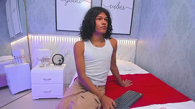 littlesweet18  online show from February 12, 2026, 2:06 am