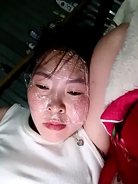 Yiyoongg online show from April 19, 2026, 2:27 pm