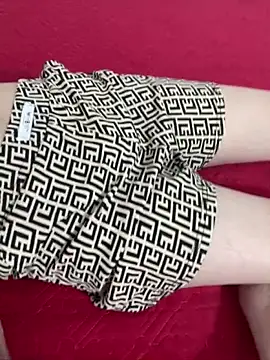 huyenzz online show from April 15, 2026, 4:14 pm