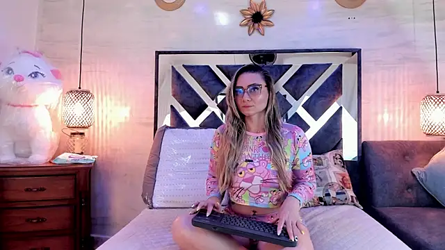 annie vega17  online show from April 19, 2026, 1:27 am