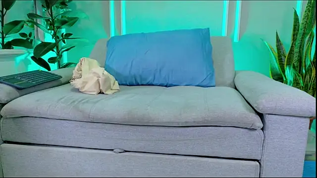 SuzyFox  online show from April 22, 2026, 9:05 pm