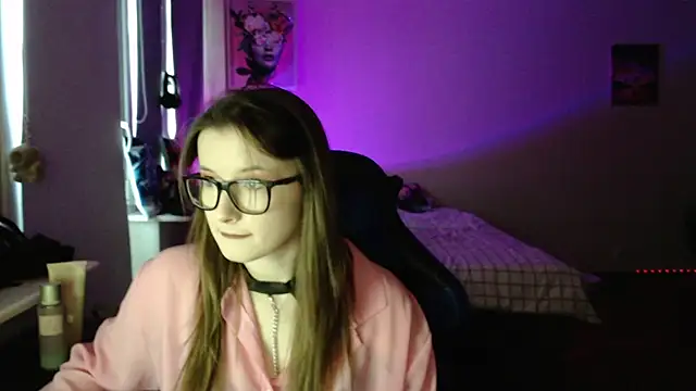 LunaXcherry online show from April 9, 2026, 4:56 pm