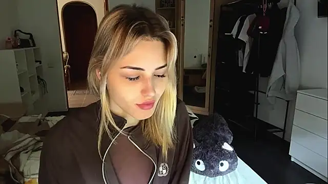Snapshot of Evva_mayy chatting on June 12, 2026, 5:50 am Evva mayy online show from June 12, 2026, 5:50 am