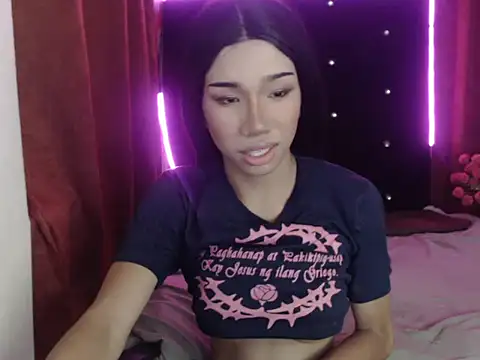 Queenoflustx online show from May 3, 2026, 4:24 pm