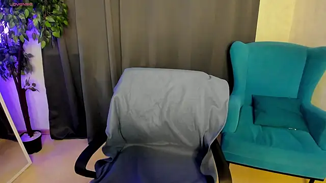 Snapshot of little__isabel chatting on July 1, 2026, 8:05 am little isabel online show from July 1, 2026, 8:05 am
