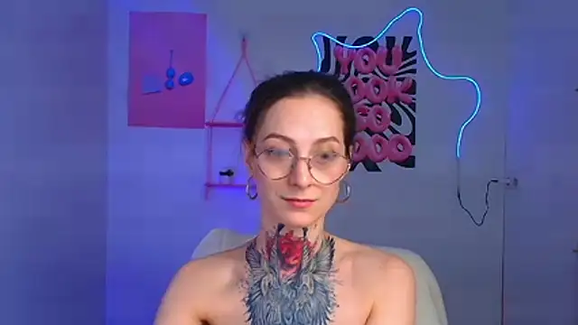 Esmi Winter online show from February 14, 2026, 6:43 am