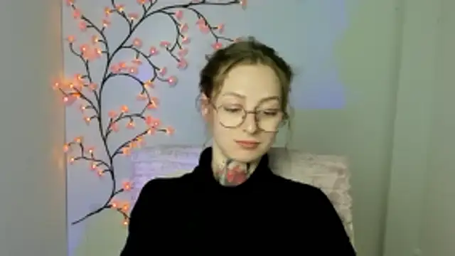 Esmi Winter online show from April 3, 2026, 5:55 pm