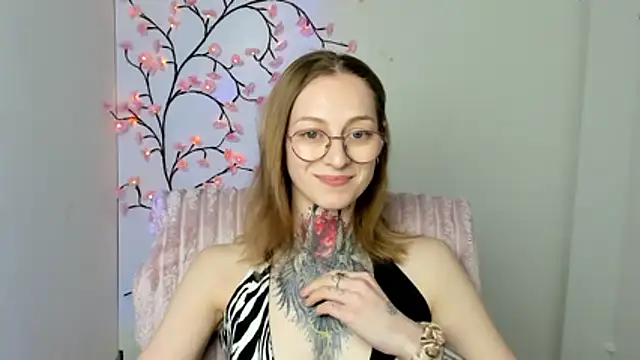 Esmi Winter online show from April 19, 2026, 6:10 pm