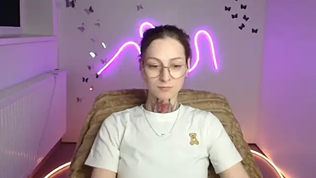 Esmi Winter online show from April 22, 2026, 11:34 am