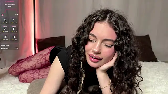 Moonfaairy online show from April 19, 2026, 6:10 pm