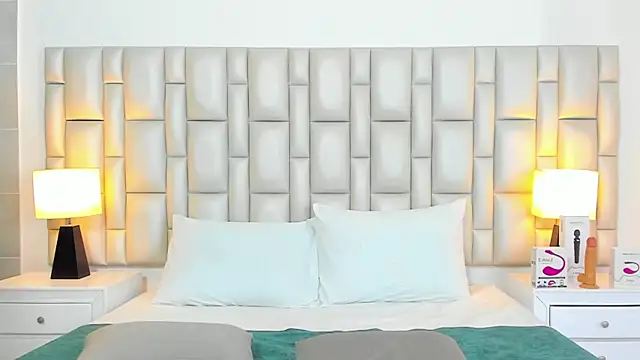 paola katy dicks online show from September 10, 2025, 7:47 pm