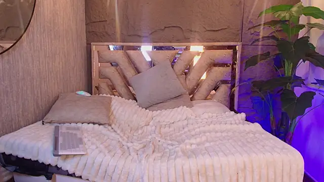 sasha gracee  online show from March 4, 2026, 12:55 pm