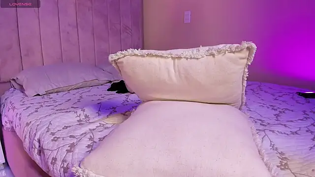 Ashley Beaomunt online show from April 20, 2026, 2:53 pm