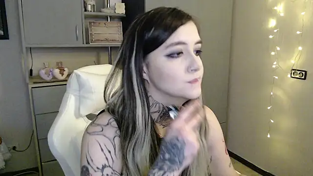 Rin Tozier online show from April 7, 2026, 1:06 am