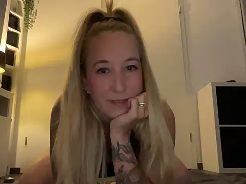 Snapshot of Ninimaus chatting on May 8, 2026, 6:13 pm Ninimaus online show from May 8, 2026, 6:13 pm